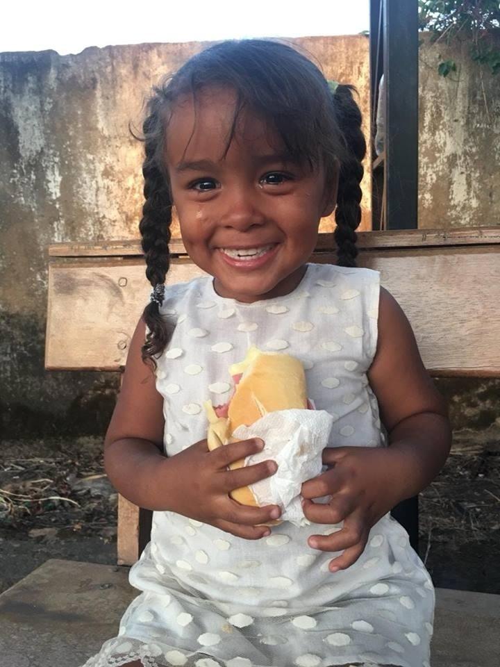  Venezolanos lloran al recibir comida de misioneros en Roraima