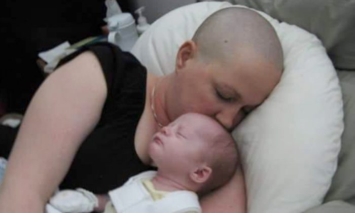  Mamá con cáncer rechazó el aborto para salvar la vida de su bebé por nacer, 10 años después ellas la están pasando genial