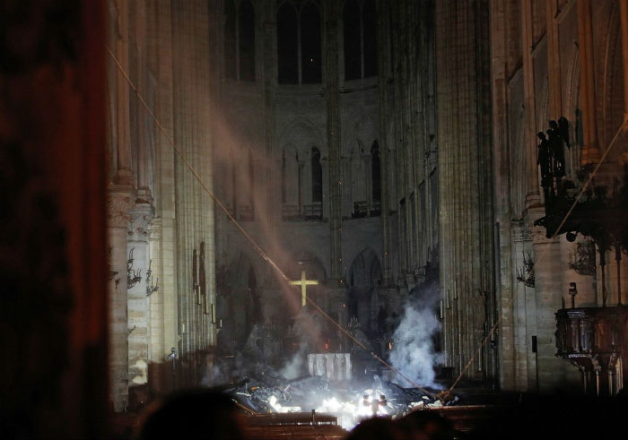  ¿Milagro? La cruz de Notre Dame queda intacta tras incendio
