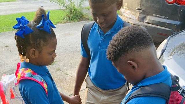  La foto del primer día de clases de los hermanos orando se vuelve viral: «Oremos por todos»