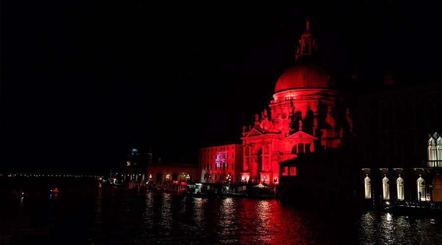  Así lució Venecia al iluminarse de rojo en honor a los cristianos perseguidos