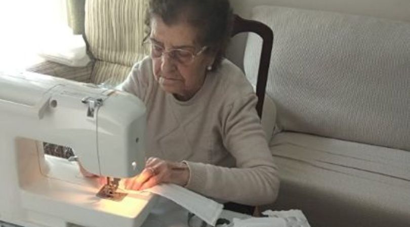  Margarita, la costurera de 84 años que hace 50 mascarillas diarias para los sanitarios