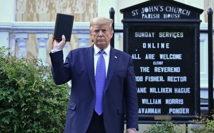  El presidente Trump sale de la Casa Blanca, levanta la Biblia frente a la iglesia St. John’s en medio de protestas