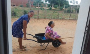 UNA ANCIANA QUE NO PUEDE CAMINAR PIDE QUE LA LLEVEN A LA IGLESIA EN CARRETILLA PARA ADORAR A DIOS - UnoRed