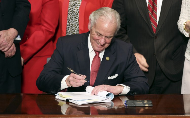  El gobernador de Carolina del Sur firma un proyecto de ley que prohíbe el aborto del feto después de que se detectan los latidos del corazón