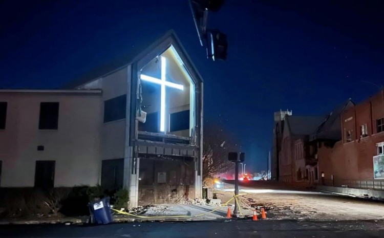  “Todo lo demás se ha ido pero la cruz sigue en pie ‘: Cruz de iglesia en Kentucky recuerda a los sobrevivientes que Dios está presente