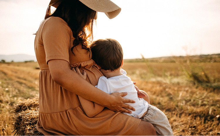  Pareja de Texas ofrece una red de seguridad a las madres solteras embarazadas
