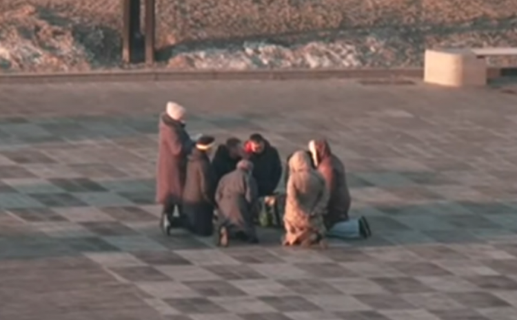 Captan a un grupo de ucranianos orando arrodillados en pleno bombardeo