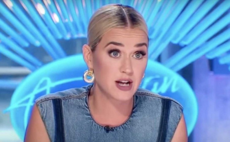  La jueza de ‘American Idol’ Katy Perry se burla de los padres cristianos de concursante y le aconseja rebelarse con una canción gay