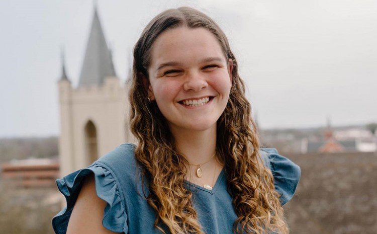  «Quiero que la gente conozca a Jesús»: Alumna que obtuvo el mejor grado académico explica por qué compartió el Evangelio con valentía