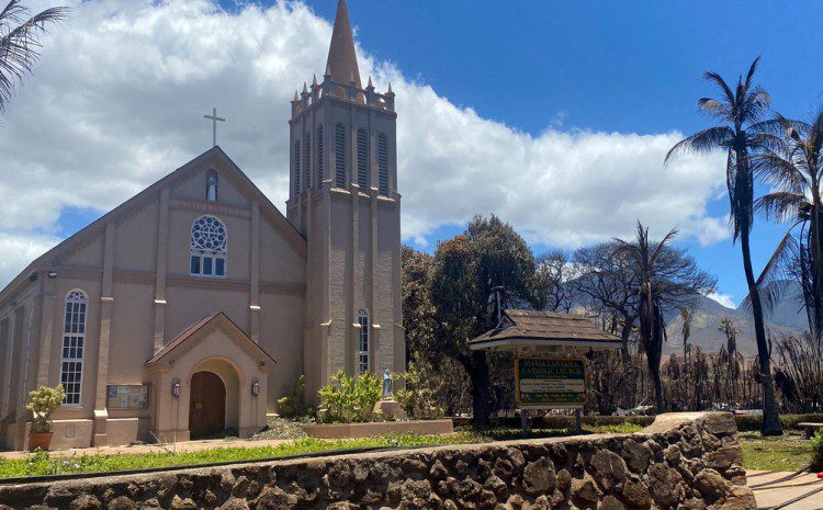  Iglesia católica queda en pie en medio de los devastadores incendios en Hawái