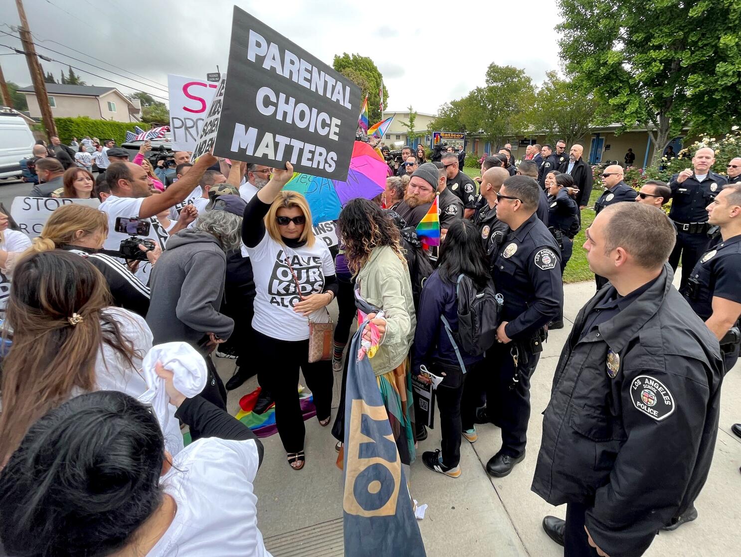 Uored 'Dejen en paz a nuestros hijos': padres de California rechazan la ...