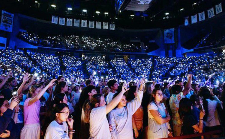  5.000 estudiantes buscan a Jesús en Virginia, casi 1.000 responden al llamado de salvación